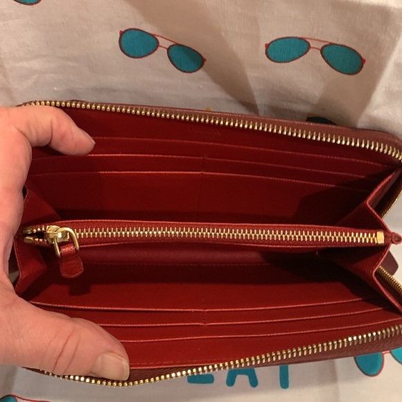 Beautiful Prada wallet two tone reds light sparkles - Picture 8 of 14